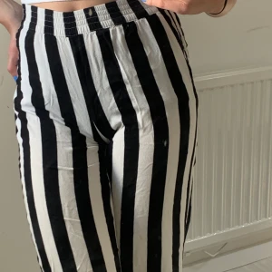 Randiga byxor - Säljer dessa jättesköna och mycket älskade byxor! Jättecoola och härliga på sommaren! Bra använda men finns inga fläckar/fel! Köpre står för frakt och skriv vid ev. frågor🥰 (fläcken på bild 1 är på spegeln!)