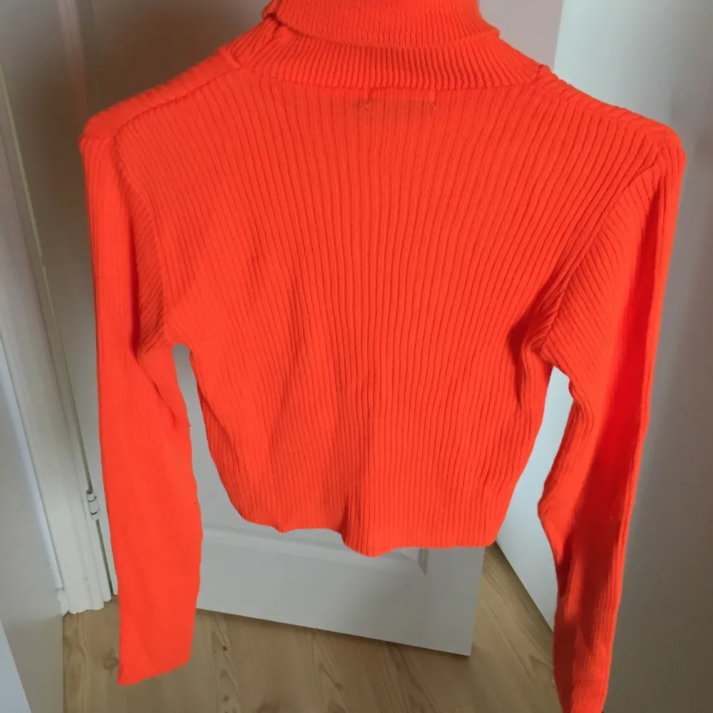 Super fin neon orange stickad tröja. Köpt på rebelliousfashion. Aldrig använd, endast testad. . Stickat.