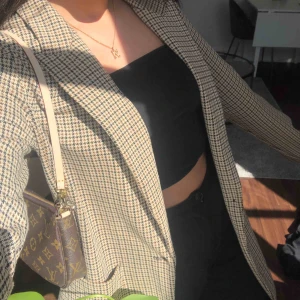  - Jättefin kavaj från hm🤎 använd fåtal gånger, som ny! 120kr + frakt 💕💕💕🤍