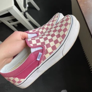 Rutiga vans - Ett par nästan oanvända Vans i storlek 39. Använda va 3-4 gånger. Kommer ej ihåg nypriset men runt 600 kr. 