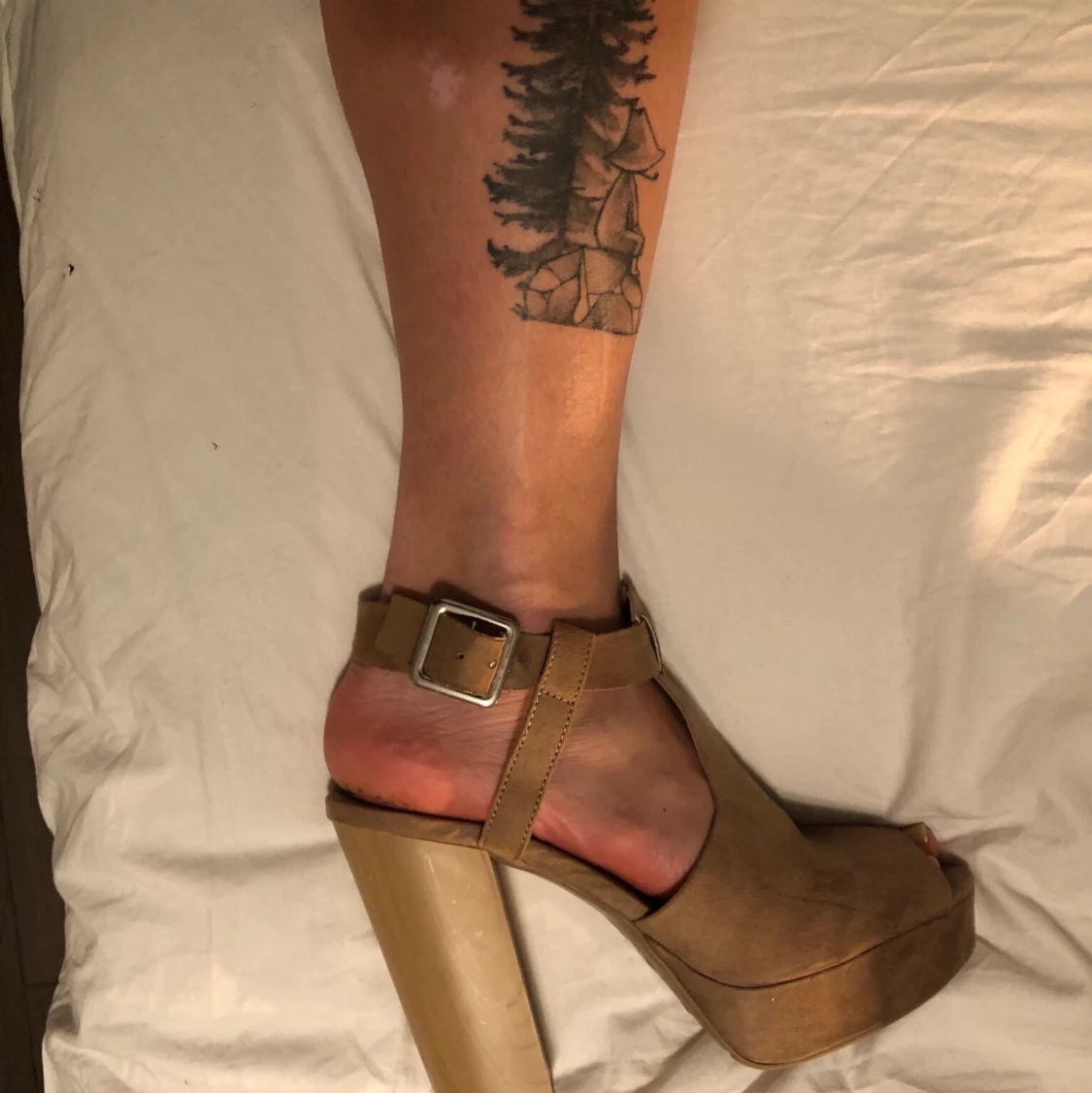 Brunbeiga klackar i mocka