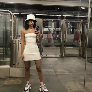 Klänning - Intressekoll på denna! Köpt för 700kr på Urban Outfitters, aldrig använd. Tjockt fint tyg med bra passform 