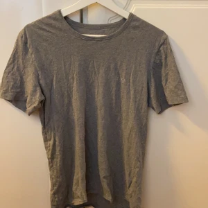 Hugo boss tshirt - Säljer en mörk grå Hugo boss T-shirt, använd några fåtal ggr bara!