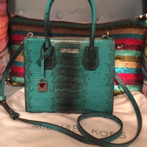 Michael kors väska - En jättefint väska från Michael kors, sparsamt använt så den är i ny skick .