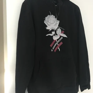 Hoodie från H&M st M - Hoodie från H&M-man storlek M med tryck av ros på. Mycket bra skick. Frakten ingår i priset 