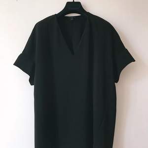 Oversized black t-shirt from COS, size L, in very good condition 