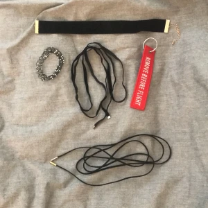 Halsband mm - Jag säljer allt på bildern för 15kr. Möts upp i Stockholm eller fraktar☺️