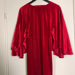 Elegant röd klänning - öppen rygg - Bra skick! Använd en gång.