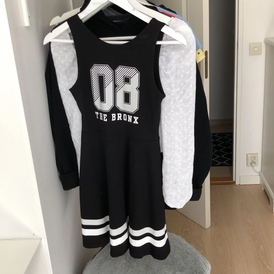 Svart klänning med vita detaljer 