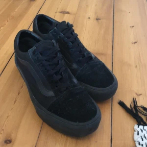 Svarta Vans Platå - Svarta vans Old school plattform som är väldigt sparsamt använda. Använda ett 10-tal gånger. Nypris 1100kr