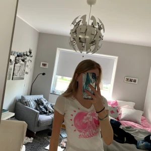 V ringad vit t-shirt - Säljer denna t-shirt från hollister, V ringad vit, lite längre i modellen som ni kan se på bilden. Jättefin t-shirt, tyvärr kommer den inte till användning längre 