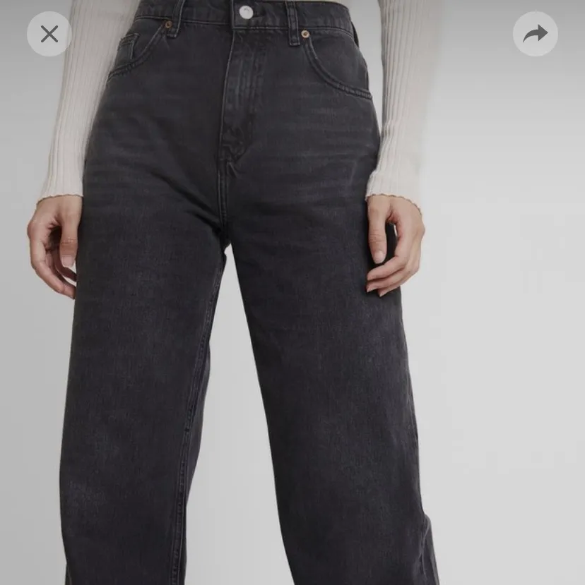 Säljer mina topshop jeans för att de inte satt så bra på mig:( de är jättefina och lite grå-ish färg och inte helsvart! möter upp ifall ni bor nära (originalpris: 499kr). Jeans & Byxor.