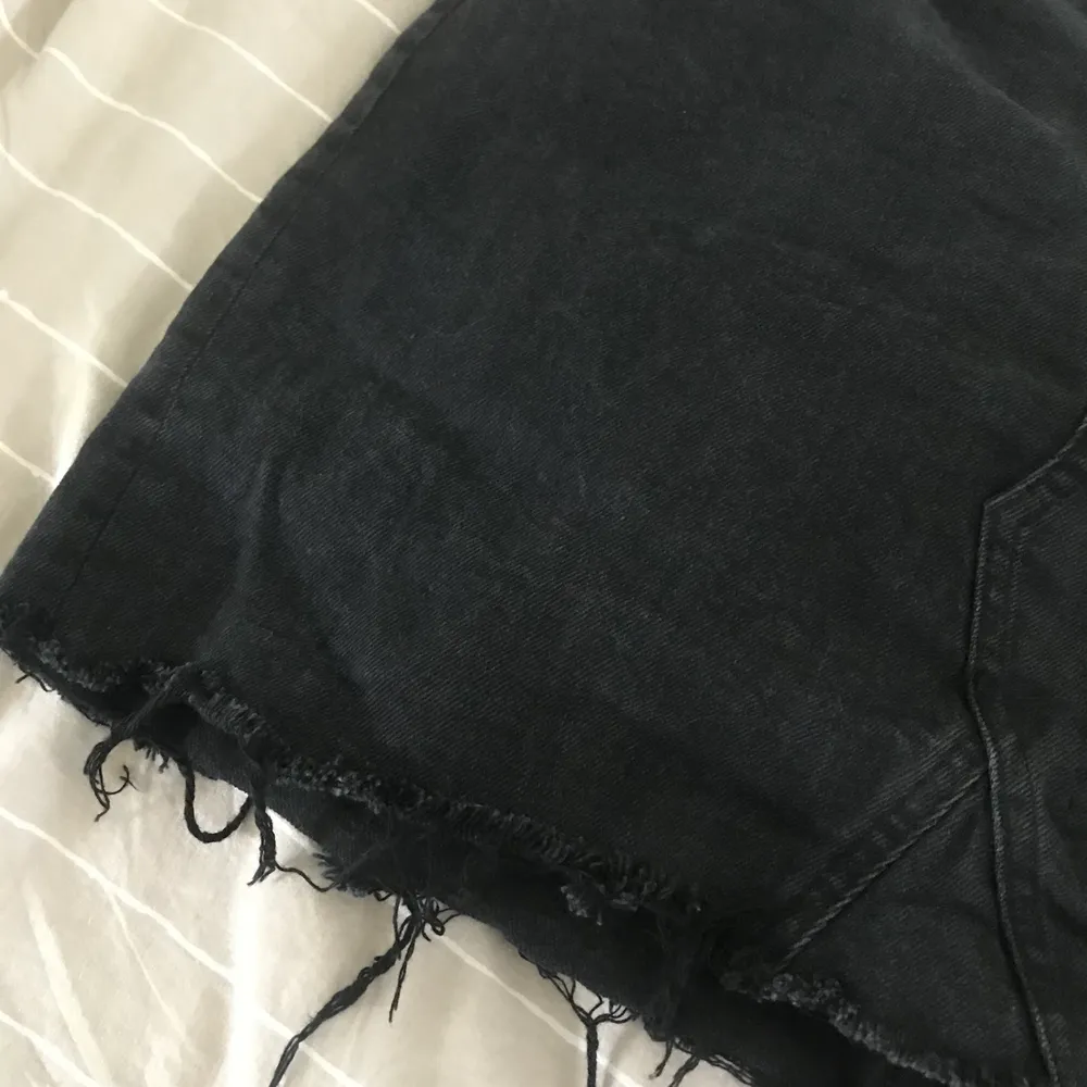 Super fin jeanskjol i en mörkgrå/svart färg med slitningar nertill. Säljer på grund av att den är för stor. Köparen står för eventuell frakt 😄. Kjolar.