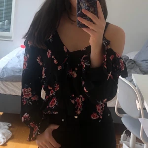 Blommig blus -  Storlek 38 och justerbara band men passar storlek XS/S