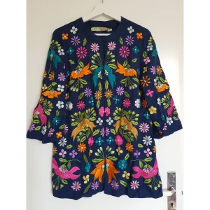 Tjusig kimono - En jättefin kimono i fint skick! Köpt från Indiska. Broderade blommor.