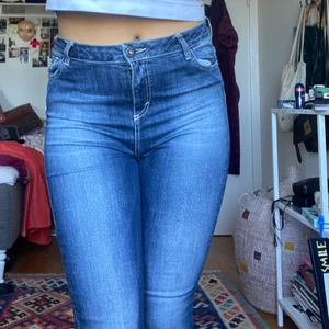 y2k jeans - Snygga avklippta bootcutjeans. På mej som är 180 så slutar de vid anklarna. Det står storlek 48 men det är verkligen inte sant mer likt en 38/40. Frakt tillkommer :)