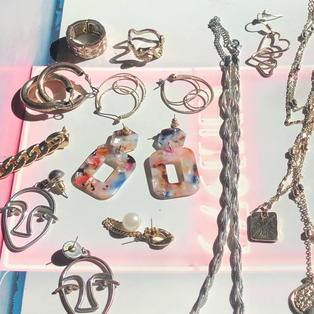 Jättefina olika smycken till bra pris ! Ringar =10kr , halsband =50 kr, örhängen=  30kr  . Allt för 150kr  ☺️🧚🏻‍♀️🍋✨💗 ( hjärtanen , ansiktena , de färgglada örhängena och ringarna är sålda ! ) . Accessoarer.
