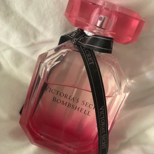 Victorias secret bombshell parfym - Bombshell, Parfym från Victorias secret! 🦋 100 ml, endast använd lite 🦋 230 kr inklusive frakt 🦋