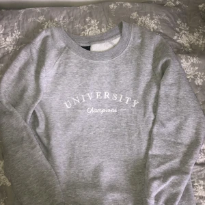 Gina Tricot  - Tröja från Gina Tricot. Storlek L men mer som S-M.