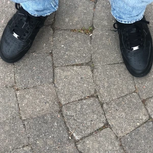 Nike air force - Säljer dessa skitcoola svarta air force. De är i bra skick och har använts under en vintersäsong. 