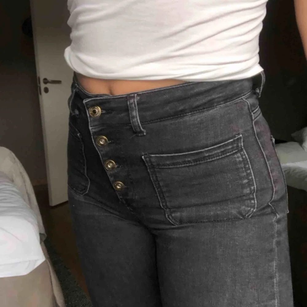 Mörkgråa jeans från zara med skit snygga fickor och slitna nertill!. Jeans & Byxor.