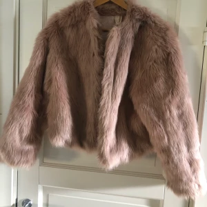 Päls jacka - Fin päls jacka köpt på HM, fint skick💗 frakt tillkommer.