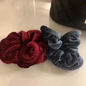 Accessoarer  - Två sköna tofsar som inte kommit till andvändning 1=15kr 2=20. FRI FRAKT