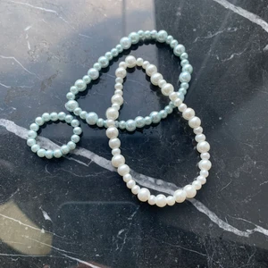 Pärlarmband eller ring 🤍💙 - Egen pärlade armband eller ringar med antingen vita eller ljusblåa pärlor. De vita armbandet går också att göra som en ring! Finns möjlighet att se bild på alla mina olika sorters pärlor i egen design! Armband: 30kr Ring: 20kr. Köparen står för frakt 🤝💛