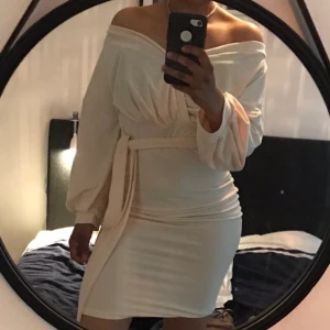 Offshoulder klänning - Klänning i väldigt ljus rosa, nästan beige i polyester 