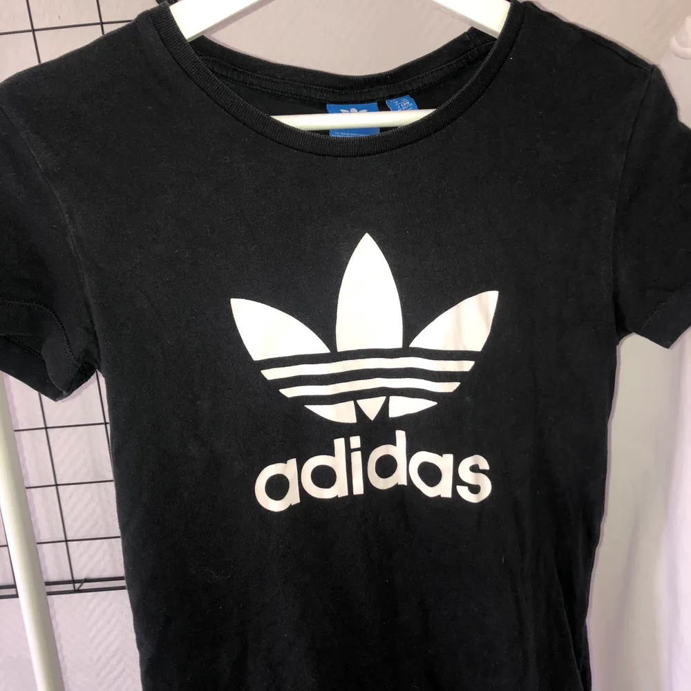Adidas T-shirt, köptes för 249kr och säljes för 49kr+frakt 44kr. T-shirts.