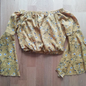 Gul topp - Senapsgul crop too med blommor och volangärm 