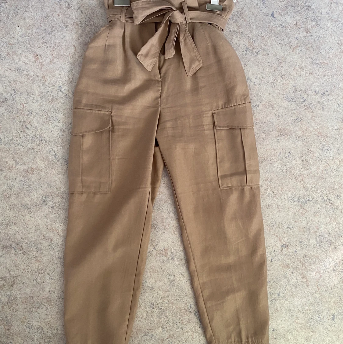 Beiga pösiga cargobyxor
