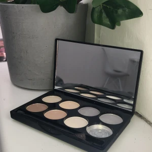 ❤️ smink palett - Säljer denna fina smink palett, det är en färg som är helt slut men de andra är helt fulla😍❤️ mycket mycket bra skick
