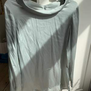 Vacker blus i 100% silke med nypris 1800 kr från märket Stenströms. Vacker krage och knappt i bak, färgen är isblå😍😍 Bra skick!
