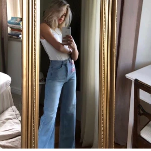Trendiga jeans  - (Lånad bild) Säljer dessa supercoola jeans. Aldrig använda bara testade😘 