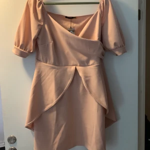 Boohoo klänning - Köpte denna klänning till studenten men den passade inte då den var rätt liten i storleken för att vara strl 46. Endast provad en gång.  Inköpspris: 225kr.
