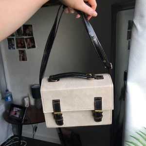 Söt liten väska! - Fin väska köpt secound hand! Den kommer inte till användning så därför säljer jag den❣️ bandet går att göra längre eller kortare! Frakt ingår i priset ✨ Om flera är intresserade blir det budgivning 