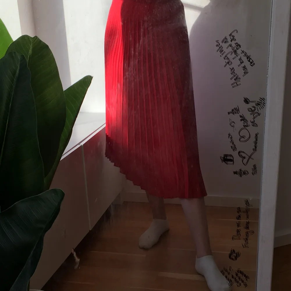 En jättefin röd somrig lång plisserad kjol,Nästan aldrig använd och ser som ny ut. Jättefin på sommaren me ett fint linne eller t-shirt. Storlek M men har själv xs/s och den sitter prima💞. Kjolar.