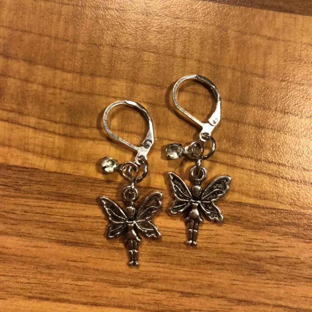 Handgjorda örhängen med älvor på🧚🏽‍♀️❣️bladhsmycken på Instagram (Frakt inräknat i priset). Accessoarer.