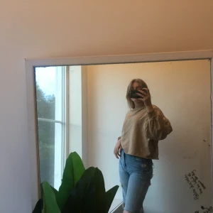 TRÖJA MED PUFFÄRMAR - Jätte fin beige tröja från lager157 med puffärmar men som tyvär inte kommer till användning. Aldrig använd förutom när bilden togs så den är helt som ny🥰