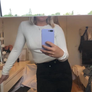 Långärmad vit ribbad tröja  - Långärmad vit ribbad tröja från zara i storlek S (passar även Xs). Tröjan är nästan helt oandvänd. 100kr inklusive frakt🥰