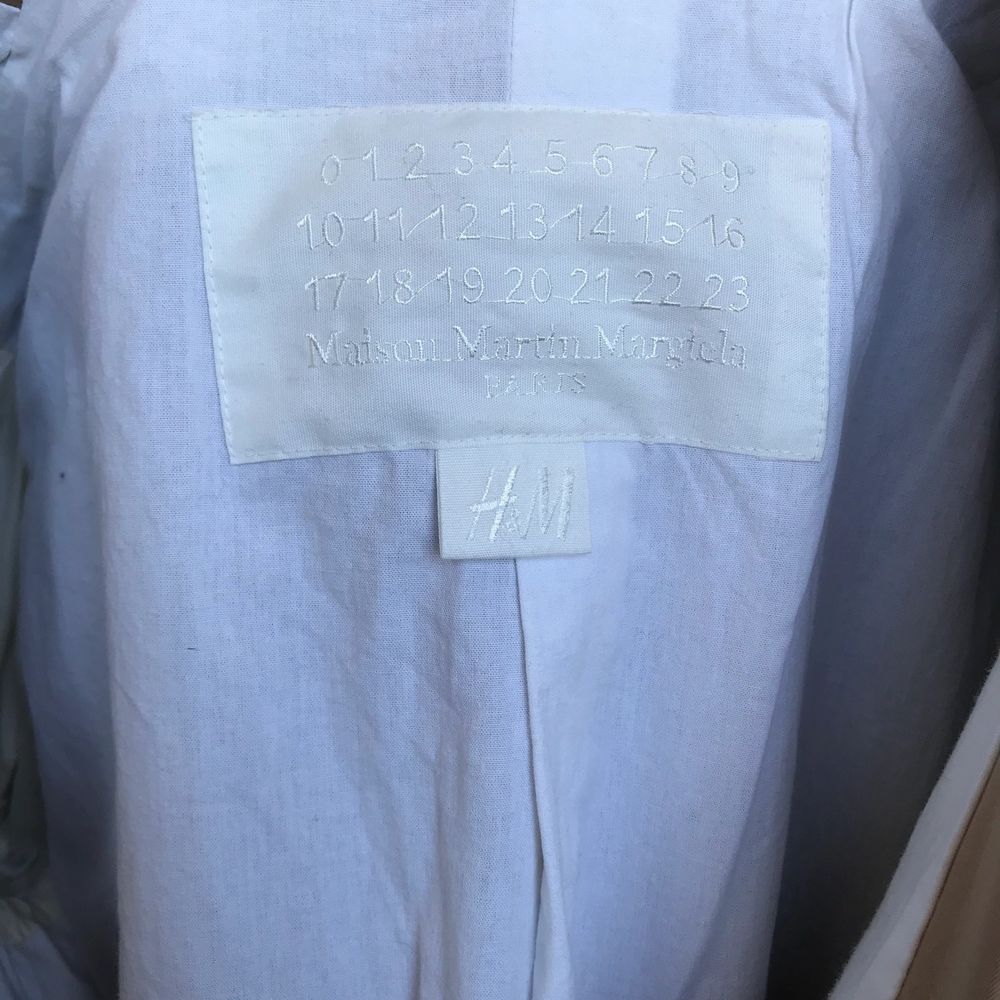 Säljer denna fina Maison Martin Margiela x HM blazer som jag köpte på secondhand då den är för stor för mig! Helt oanvänd. Jag har i vanliga fall S, så den sitter ganska oversize på mig ifall man tycker om det 🥰💖✨ frakten ingår!. Kostymer.