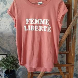 Söker denna t-shirt från gina tricot,  någon som har?🙂👕