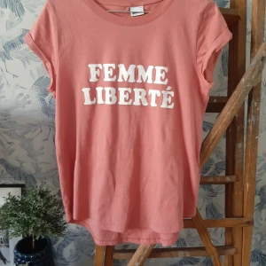 Söker denna t-shirt från Gina tricot  - Söker denna t-shirt från gina tricot,  någon som har?🙂👕