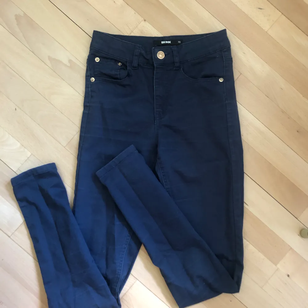 Väldigt fina skinnet jeans som passar till det mesta!! Blåa,  vilket gör att de är coola o unika! Säljer för att de är för små:(((. Jeans & Byxor.