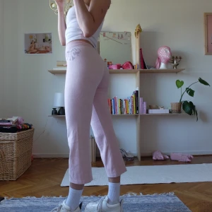 JUICY COUTURE byxor  - Rosa mjukisbyxor från juicy couture! Perfekt passform storlek xs-s. Hjärta med ”juicy” i strass! Möter upp vid stigbergstorget/gbg, eller så står köparen för frakt, 44kr. 