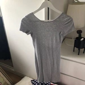 Klänning från Bik bok - Ljusgrå klänning med öppen rygg, strl xs