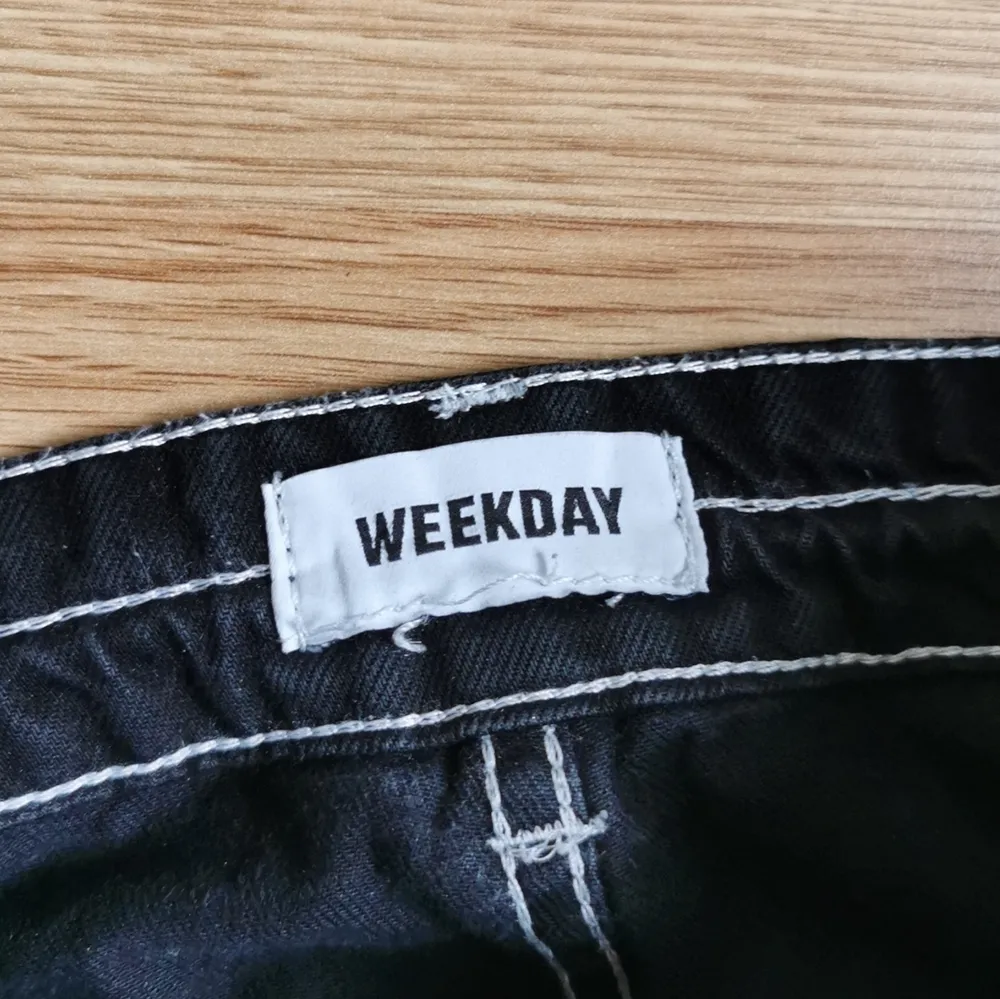 Snygga svarta byxor från weekday. Använda fåtal gånger. Storlek 36-38 men man kan dra åt dem i midjan så passar även en 34 eller en 40.                        Köpta för 500kr. Jeans & Byxor.