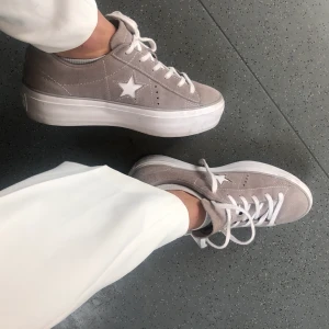 Converse plattform-suede - Såå snygga converse! Dom är nyskick, använt två korta tillfällen men dom är för stora. Haft innersula så dom är som nya. Frakt tillkommer 63kr 