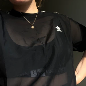 Adidaströja mesh - Ascool mesh t-shirt från Adidas köpt på Ålhens! Använd ett fåtal gånger och är i nyskick! Passar allt från S till XL beroende på hur man vill att den ska sitta, själv är jag en M/L! 🥰